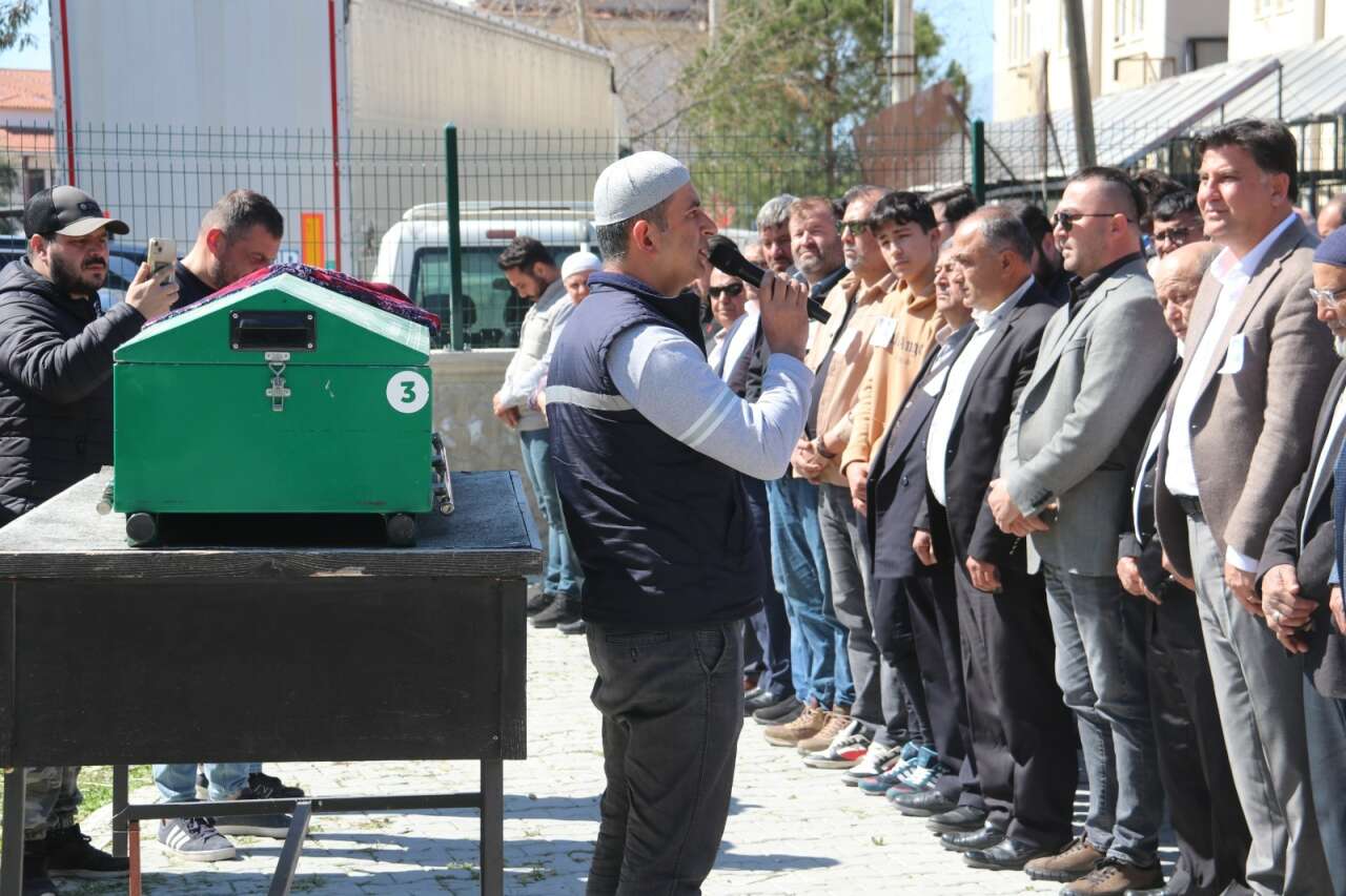 Muğla'da 8 Mart’ta Eşi Tarafından Katledilen Sermin Bacak'ın Tabutunu Kadınlar Taşıdı 3